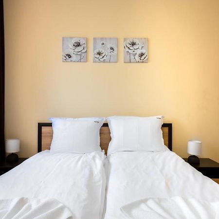 Nomad Haven: 1Bd Flat With Balcony & Desk Apartment Sofia Ngoại thất bức ảnh